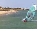 Spätestens ab Mittag weht der Wind Sideshore und man kann mit Vollgas bis zum Strand surfen. Auf den ersten Metern ist das Wasser stehtief.